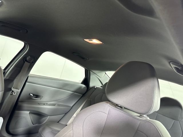 Used 2025 Hyundai Elantra SE w/ Cargo Package FWD image 12