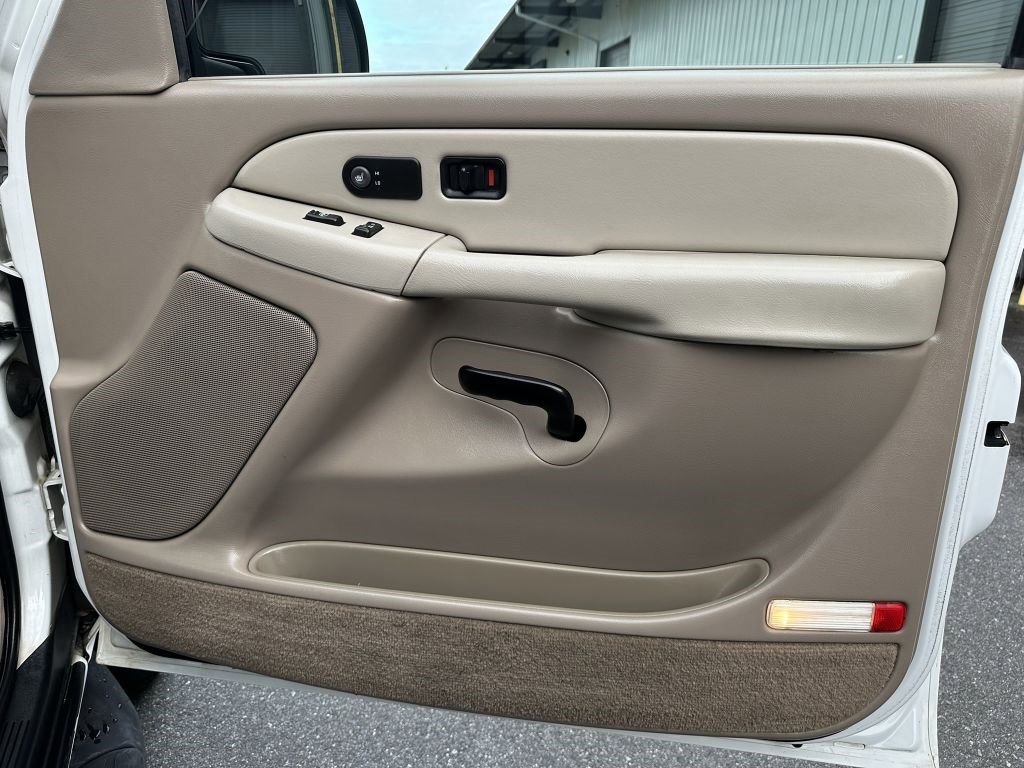 Used 2002 Chevrolet Suburban LT image 16