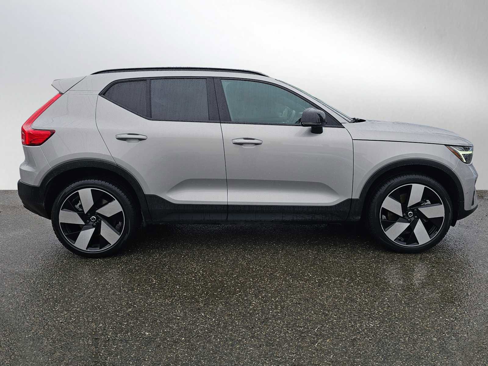 Certified 2023 Volvo XC40 Recharge Ultimate image 2