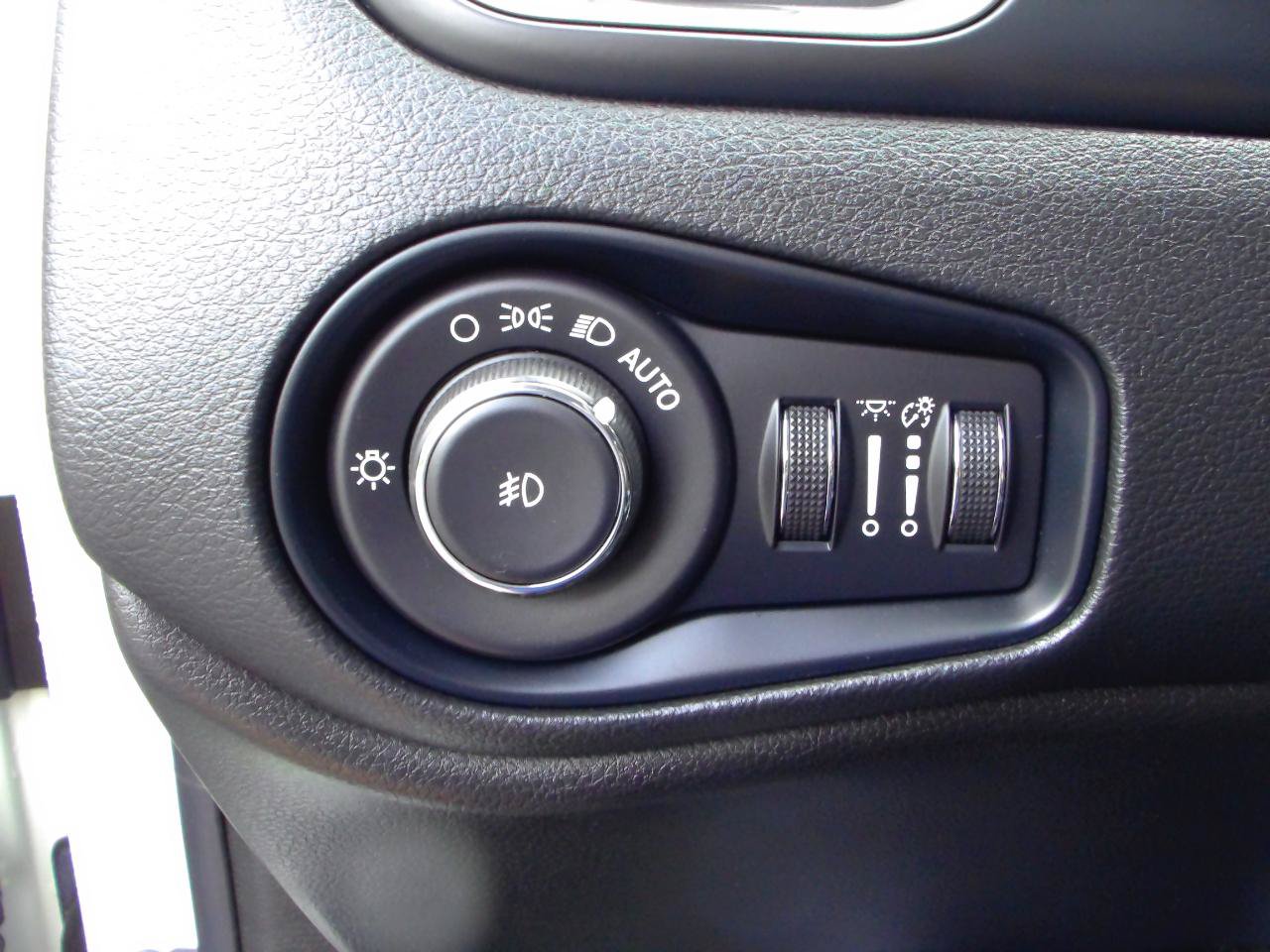 Used 2022 Jeep Renegade Latitude AWD/4WD image 13