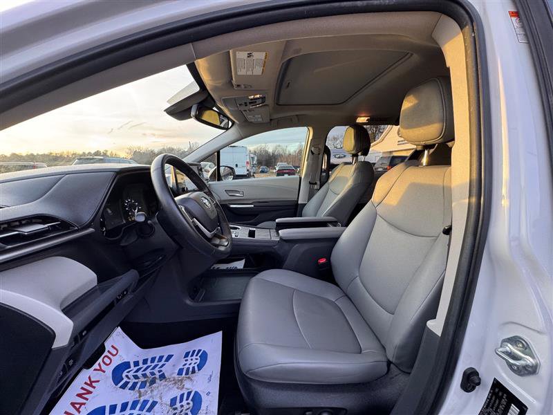 Used 2024 Toyota Sienna XLE image 35