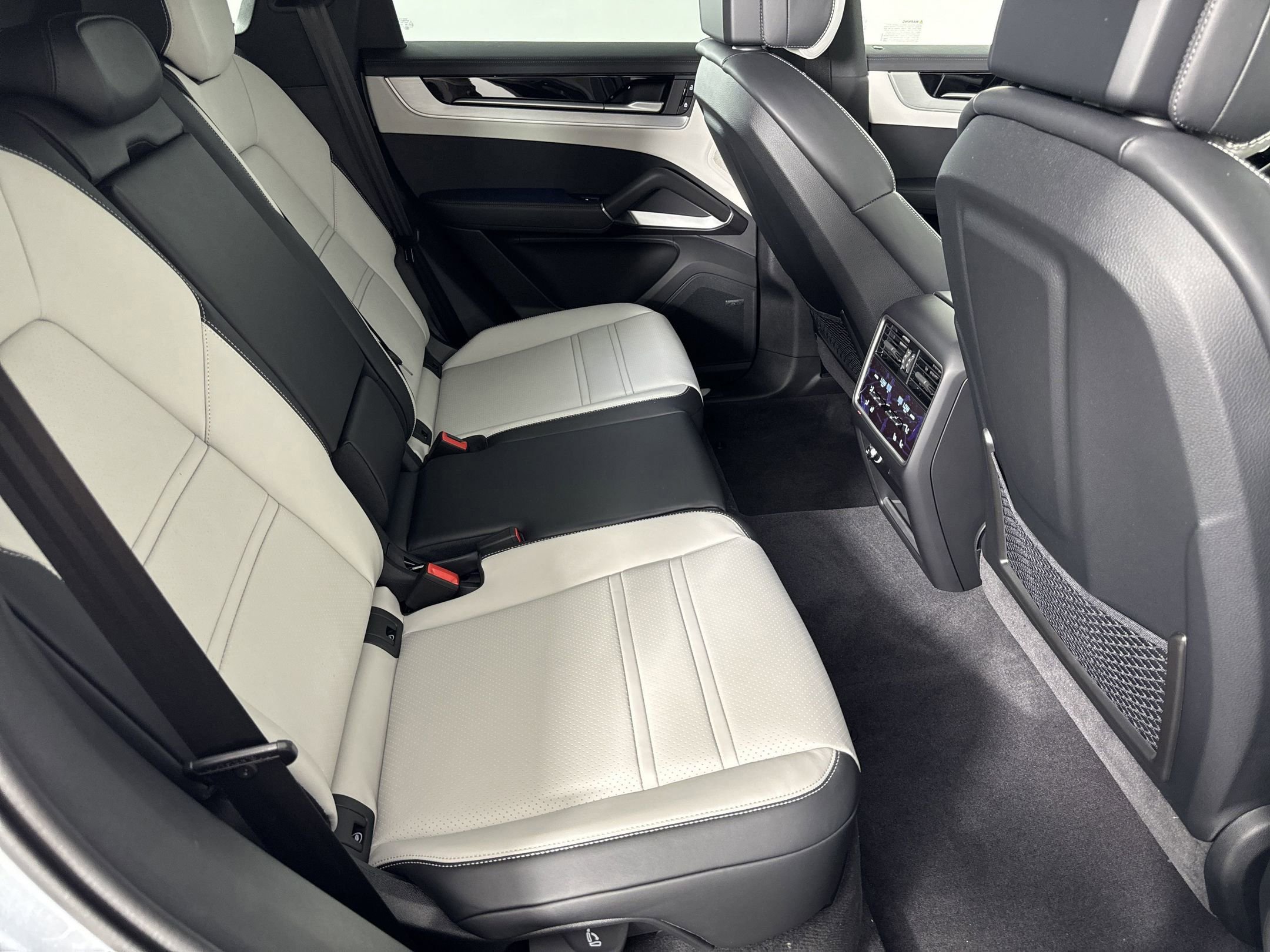 Certified 2025 Porsche Cayenne image 28