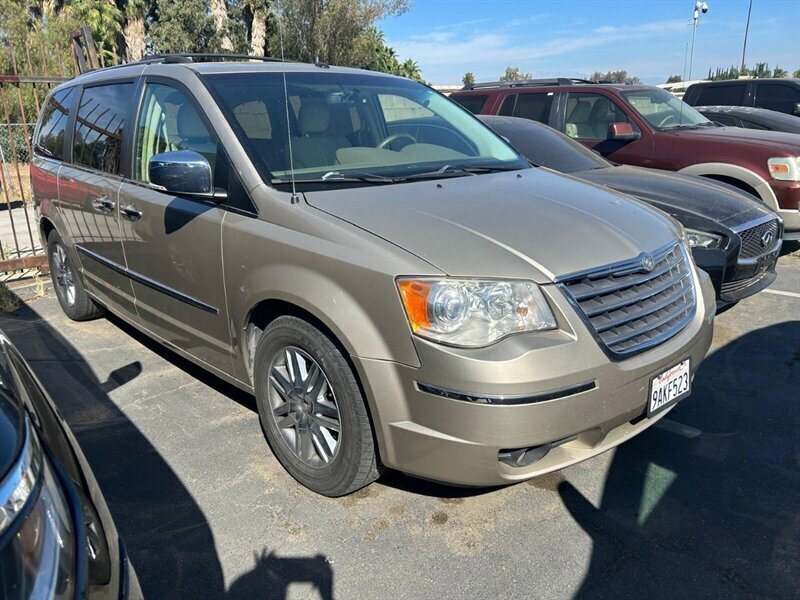 Used 2008 Chrysler Town & Country Limited w/ Entertainment Group #3 FWD image 23