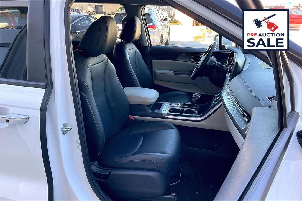 Used 2024 Kia Carnival LX image 7