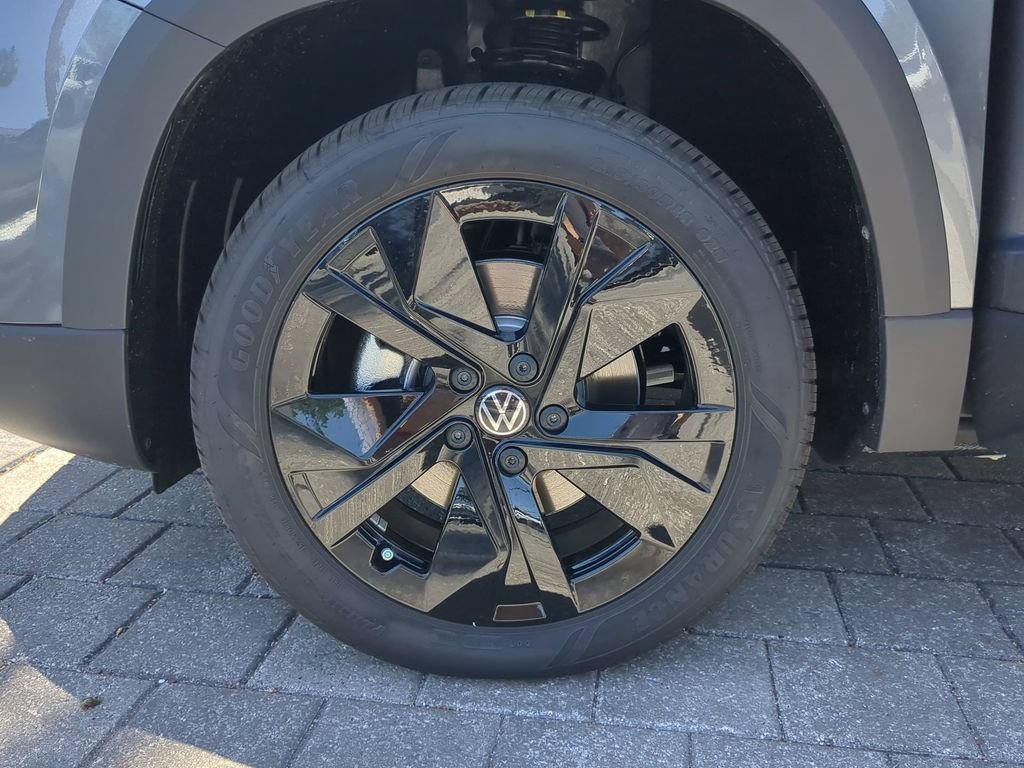 New 2026 Volkswagen Taos SE FWD image 32