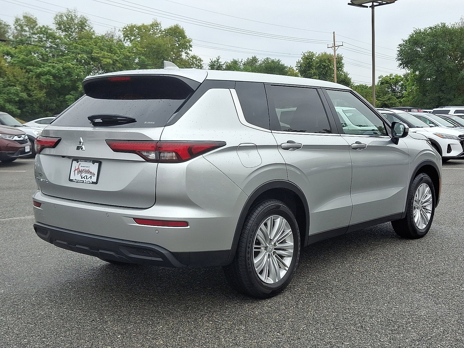 Used 2024 Mitsubishi Outlander ES image 6