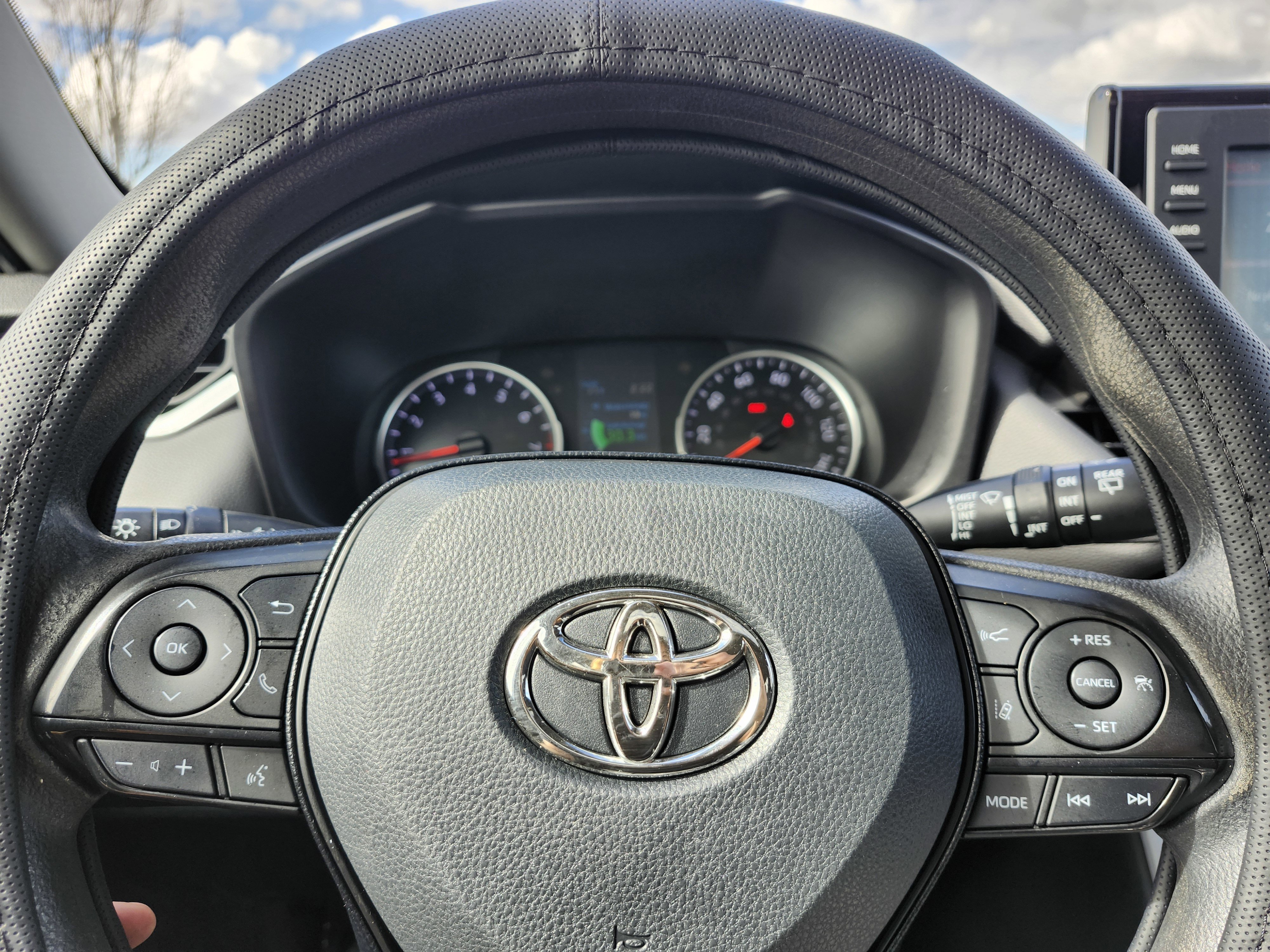 Used 2020 Toyota RAV4 XLE image 22