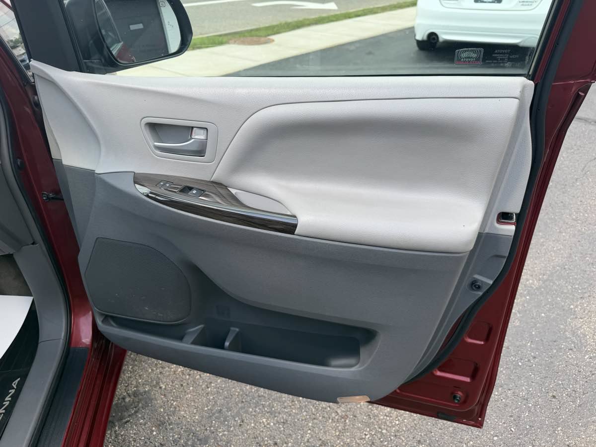 Used 2017 Toyota Sienna XLE AWD/4WD image 20