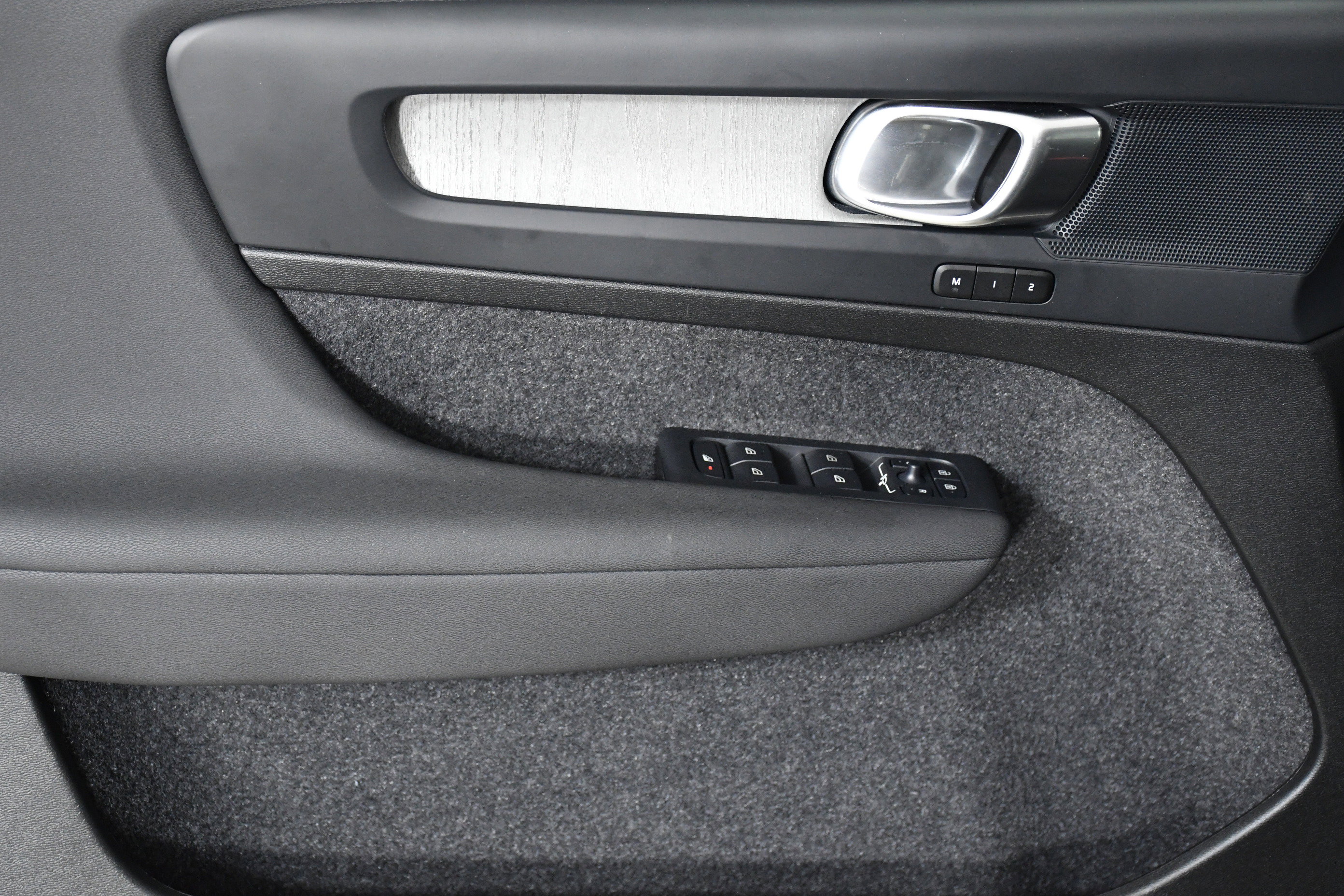 Used 2025 Volvo XC40 B5 Plus image 22