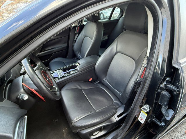 Used 2017 Jaguar XE Premium image 7