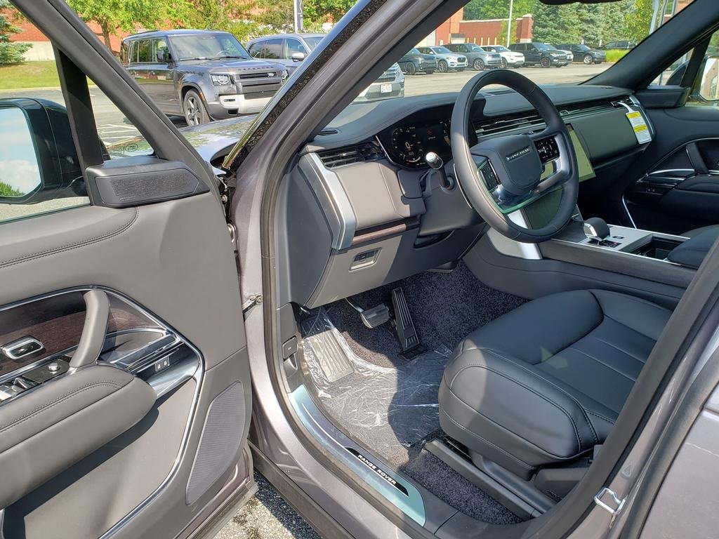 New 2025 Land Rover Range Rover SE image 9