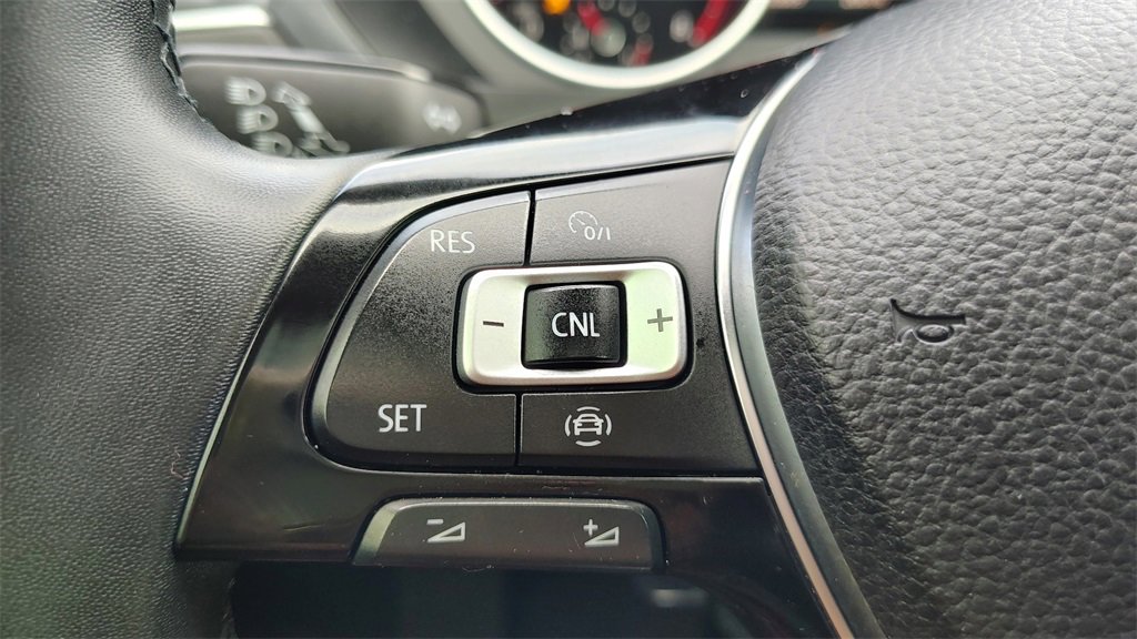 Used 2020 Volkswagen Tiguan SE w/ Panoramic Sunroof Package image 15