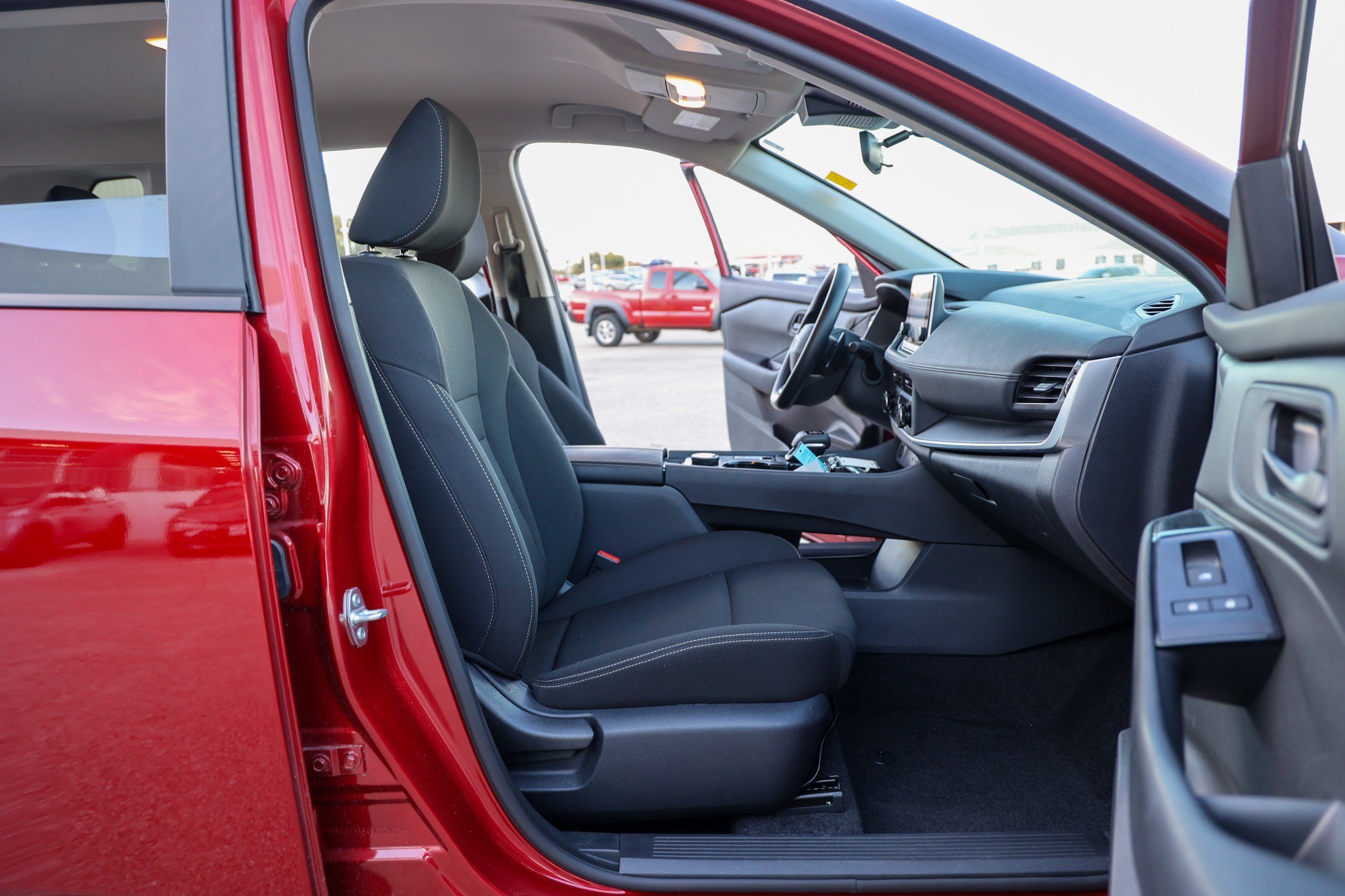 Used 2025 Nissan Rogue S AWD/4WD image 40