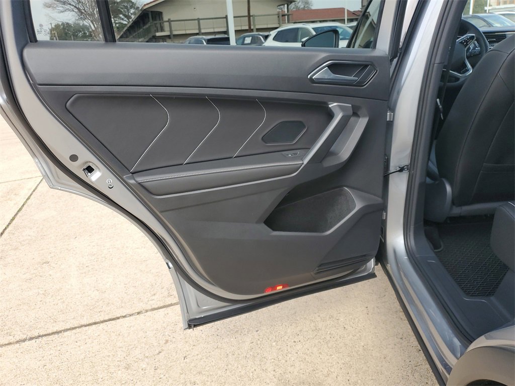 Used 2023 Volkswagen Tiguan SE R-Line image 7