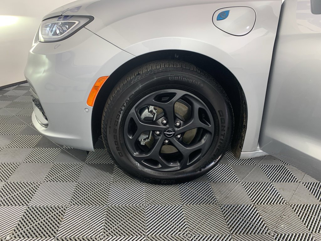 Used 2022 Chrysler Pacifica Limited w/ Uconnect Theater Family Group image 12