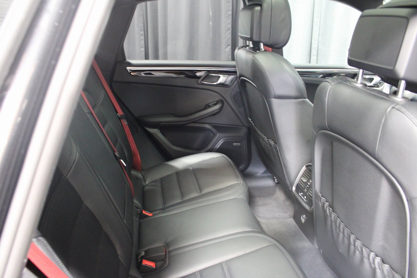 Certified 2025 Porsche Macan AWD/4WD image 34