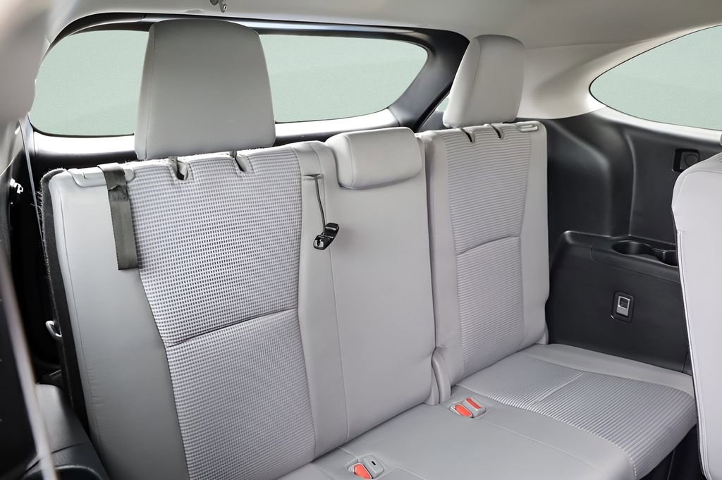Used 2023 Toyota Highlander LE AWD/4WD image 29