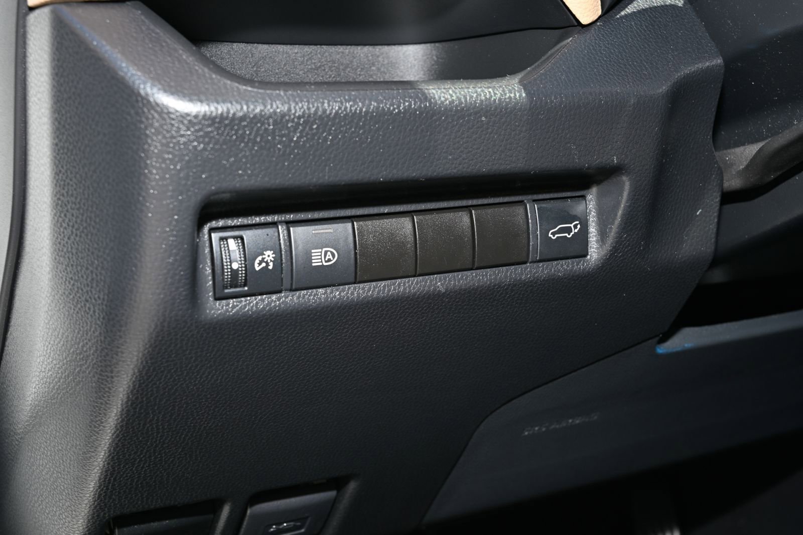 Used 2021 Toyota RAV4 XLE w/ Convenience Package FWD image 27