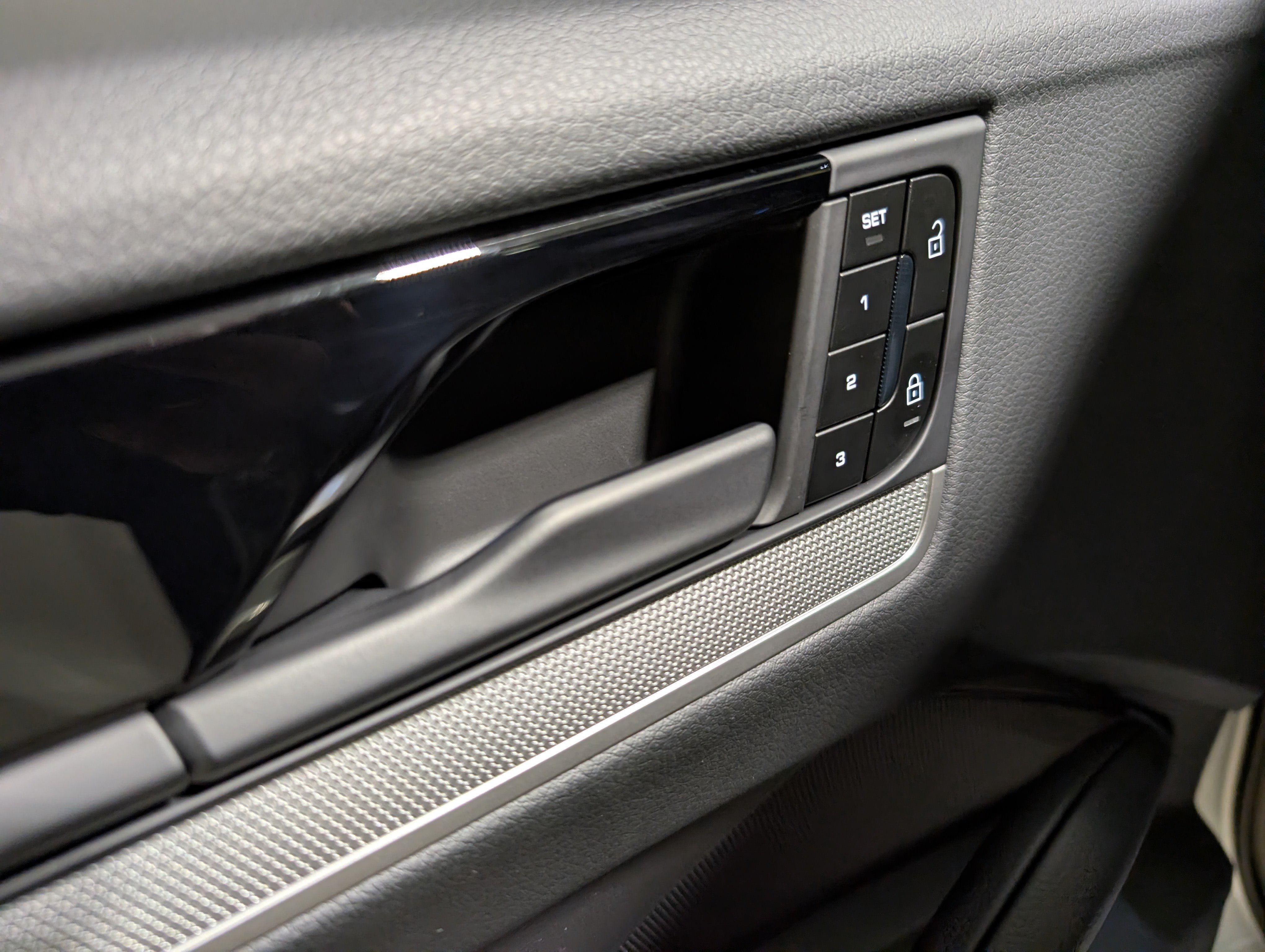 Certified 2025 Porsche Cayenne AWD/4WD image 19