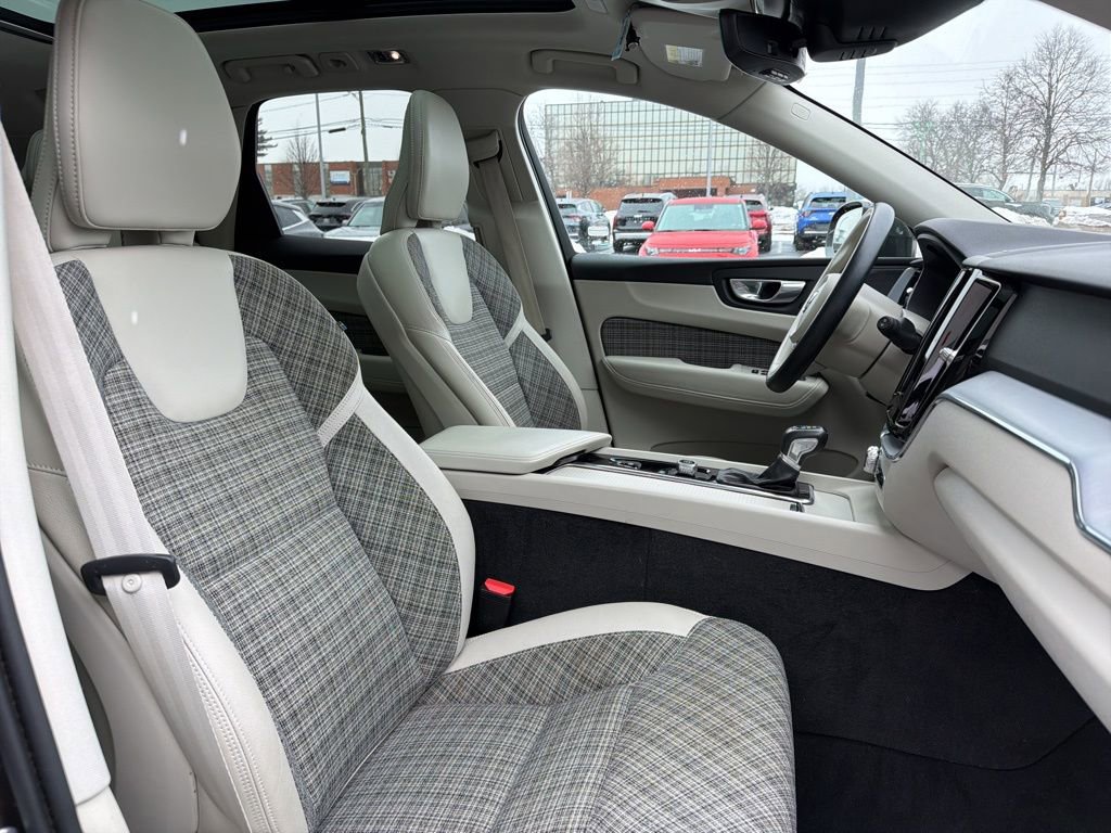 Used 2021 Volvo XC60 T5 Momentum image 12
