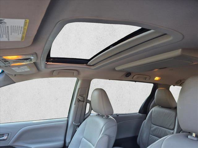 Used 2016 Toyota Sienna XLE Premium FWD image 15