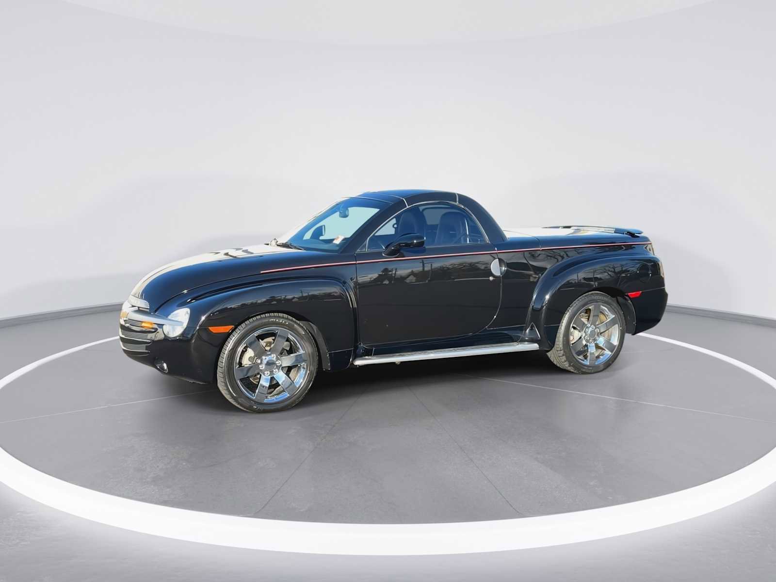 Used 2004 Chevrolet SSR w/ Preferred Equipment Group RWD image 4