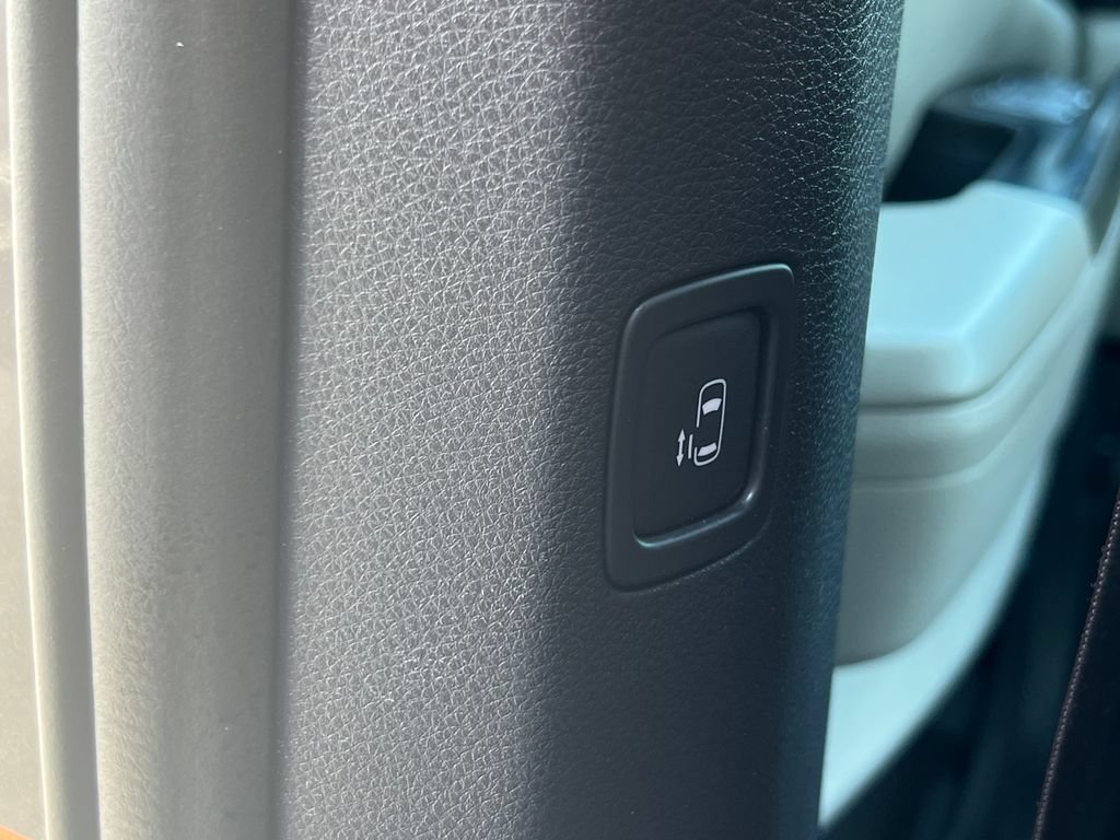 Used 2024 Kia Carnival LX FWD image 13