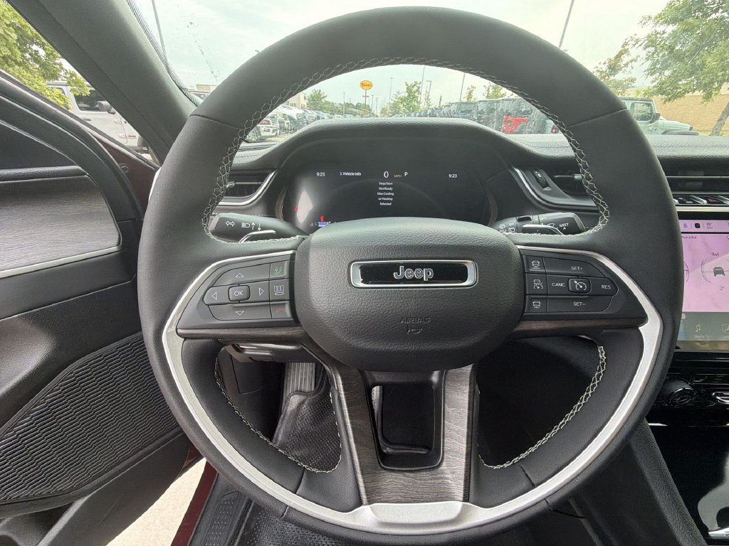 Used 2025 Jeep Grand Cherokee L Limited w/ Black Appearance Package AWD/4WD image 6