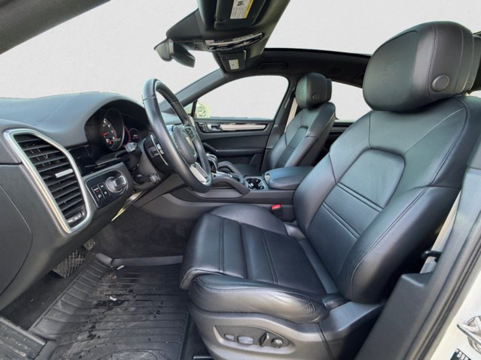 Used 2023 Porsche Cayenne Platinum Edition w/ Performance Package AWD/4WD image 10