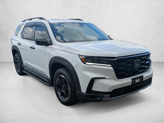 Used 2025 Honda Pilot TrailSport image 3