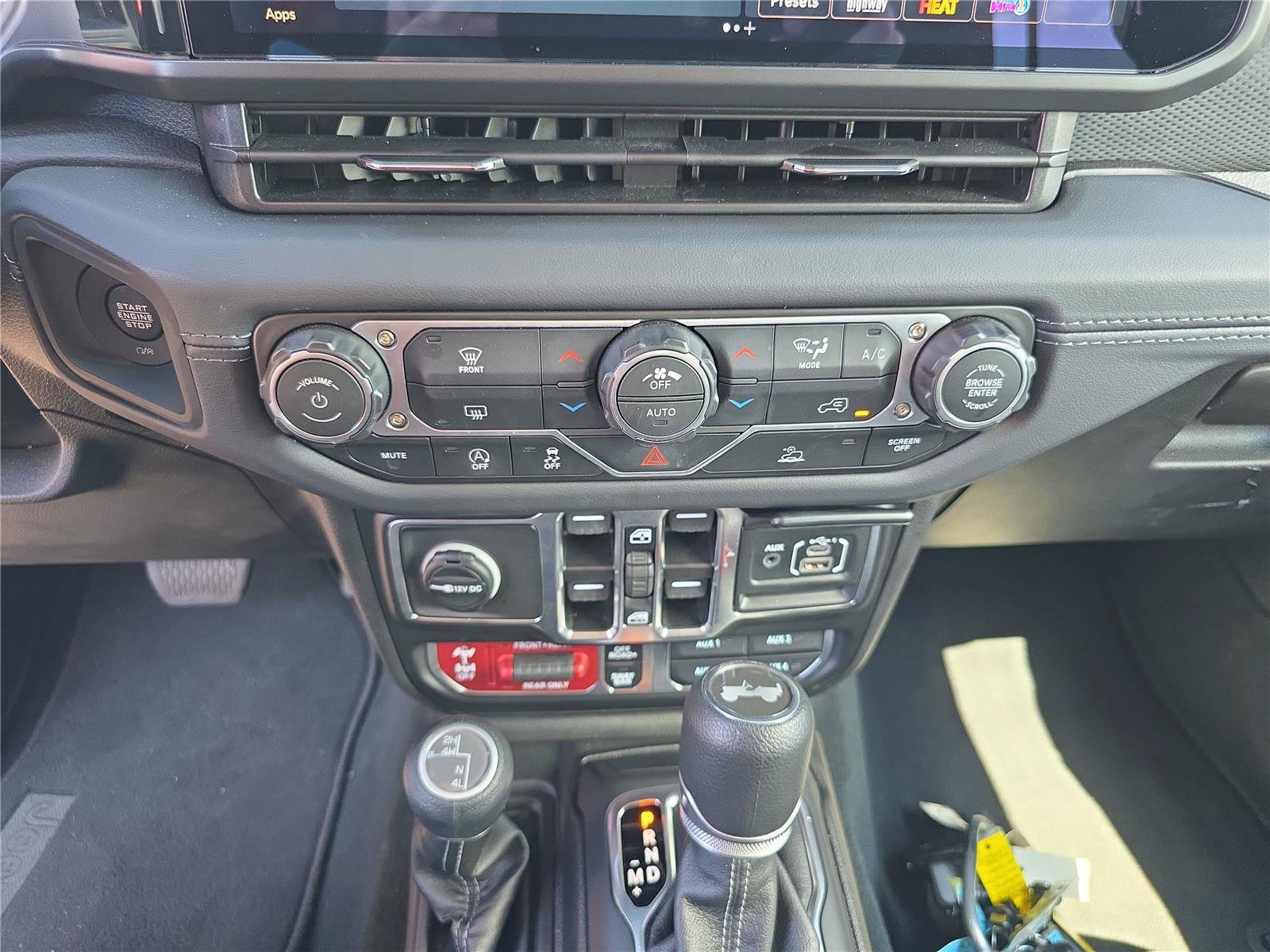 Used 2026 Jeep Wrangler Unlimited Rubicon AWD/4WD image 28