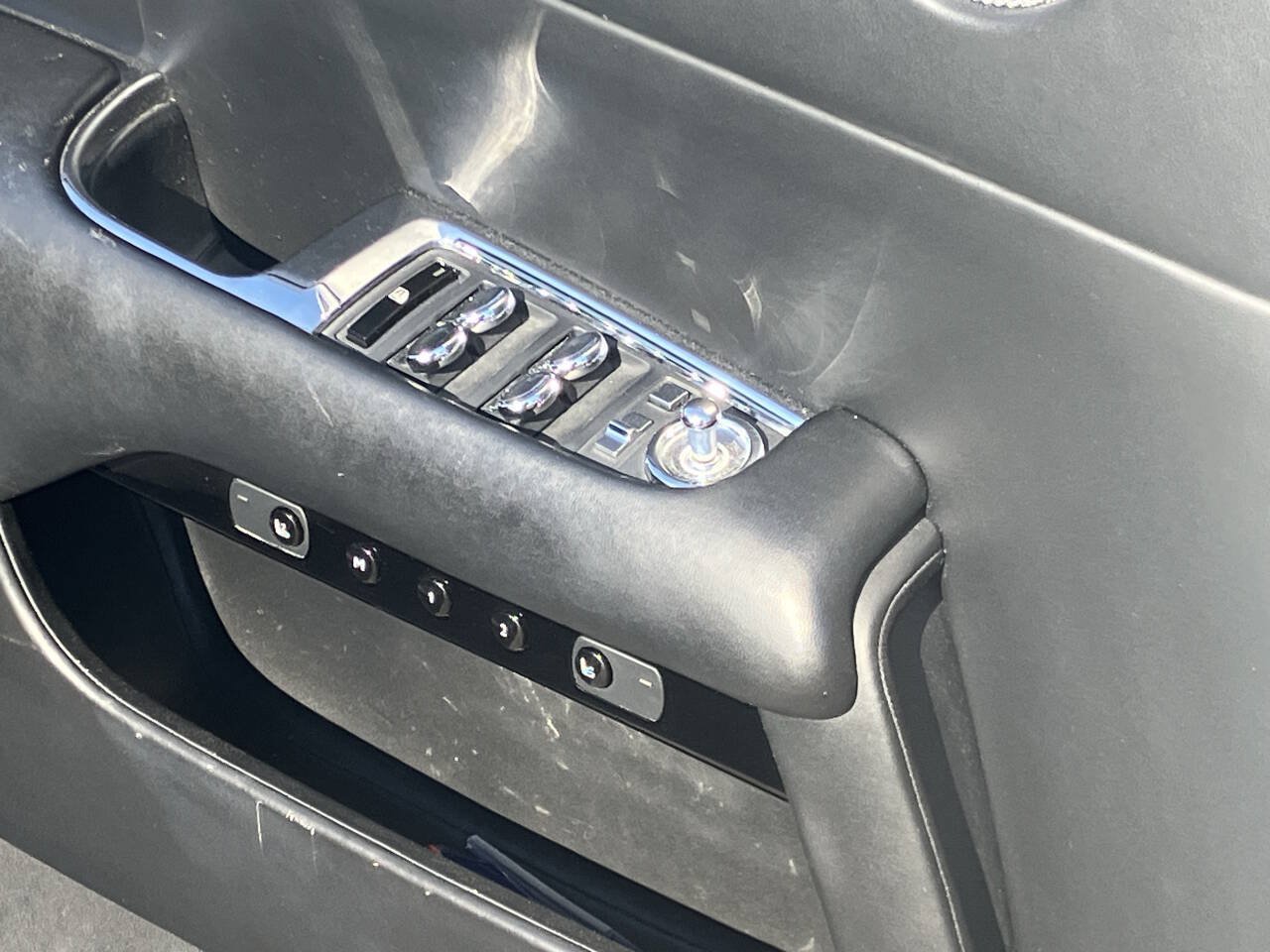 Used 2018 Rolls-Royce Dawn RWD image 32