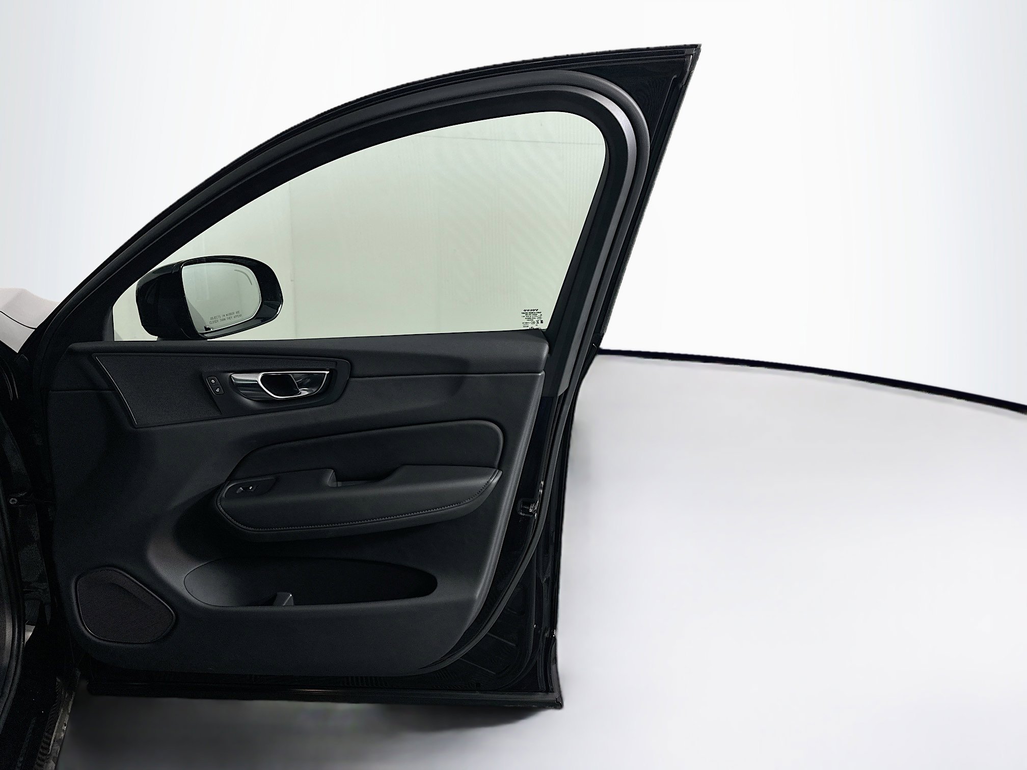 Used 2025 Volvo XC60 B5 Plus w/ Climate Package image 34