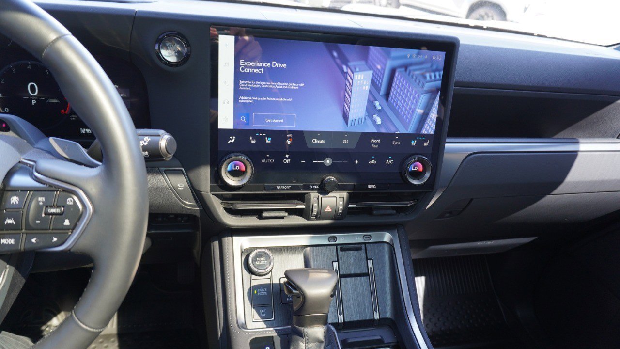 Used 2025 Lexus GX 550 w/ Accessory Package (2T) AWD/4WD image 16