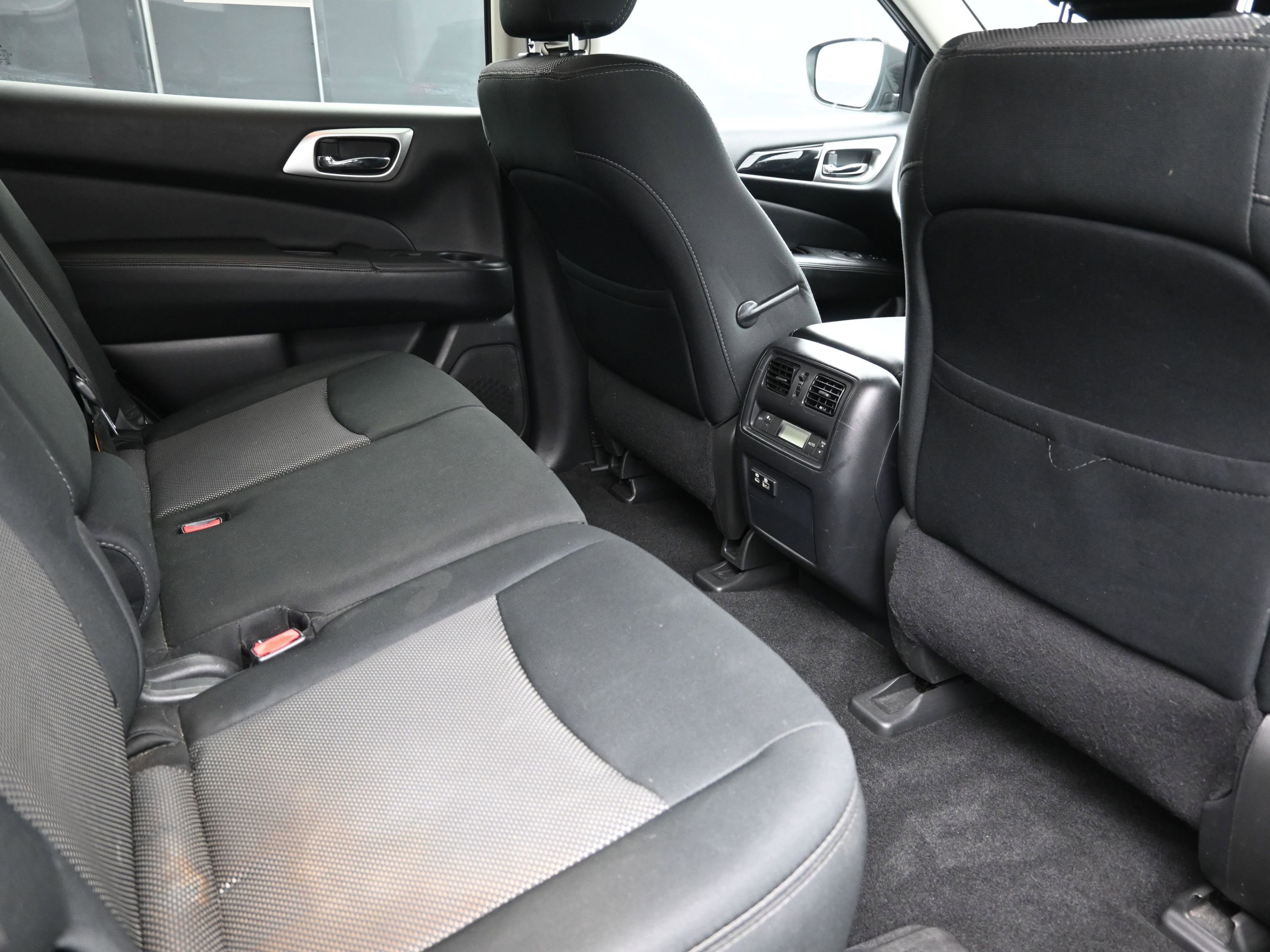 Used 2020 Nissan Pathfinder SV image 25