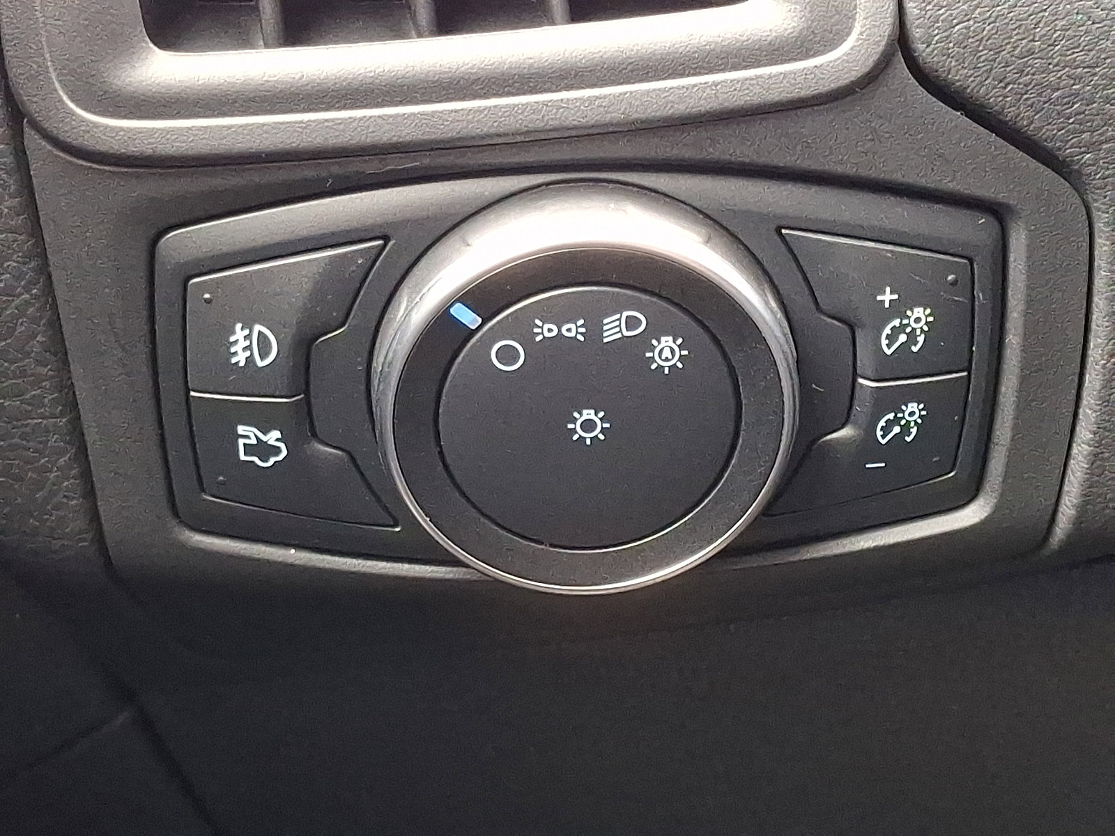 Used 2018 Ford Focus SEL w/ Cold Weather Package FWD image 27