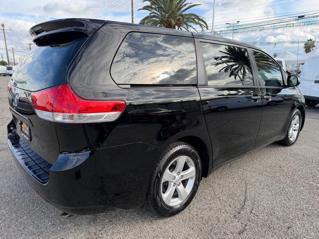 Used 2014 Toyota Sienna L image 6