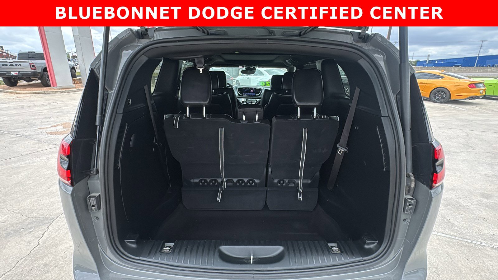 Used 2025 Chrysler Pacifica Limited image 24