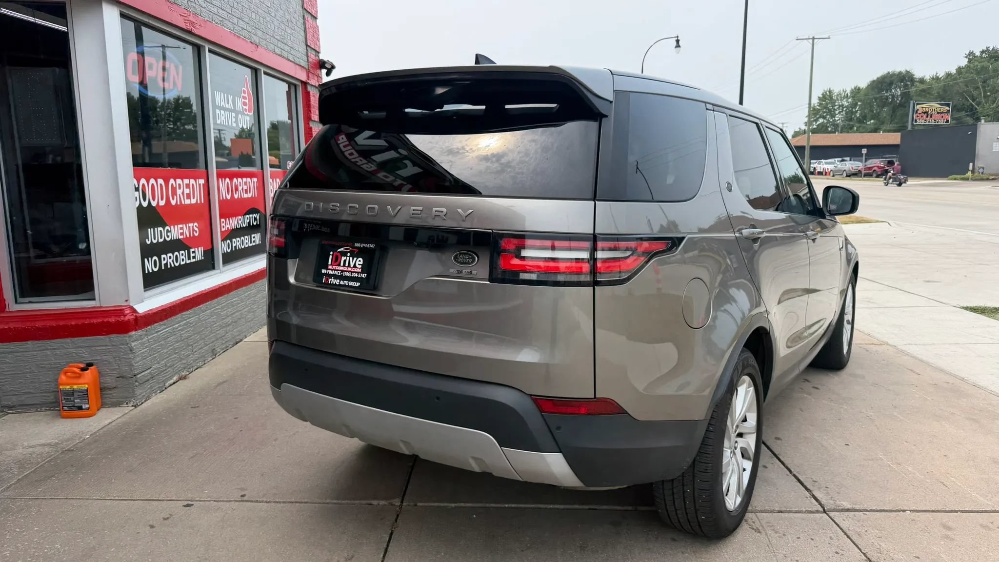 Used 2017 Land Rover Discovery HSE AWD/4WD image 10