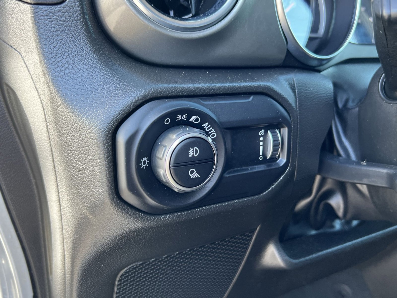 Used 2023 Jeep Gladiator Overland image 28