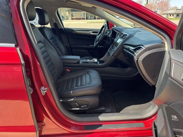 Used 2017 Ford Fusion SE w/ Fusion SE Technology Package FWD image 9