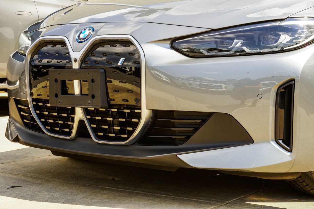 Used 2024 BMW i4 eDrive40 w/ Premium Package RWD image 2