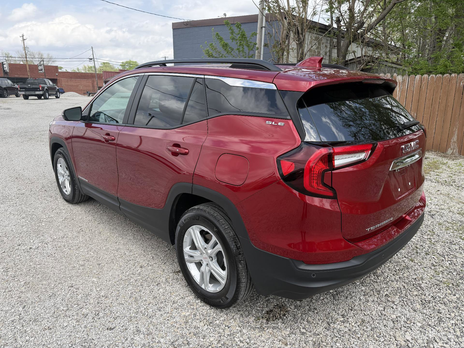 Used 2024 GMC Terrain SLE w/ Driver Convenience Package FWD image 3