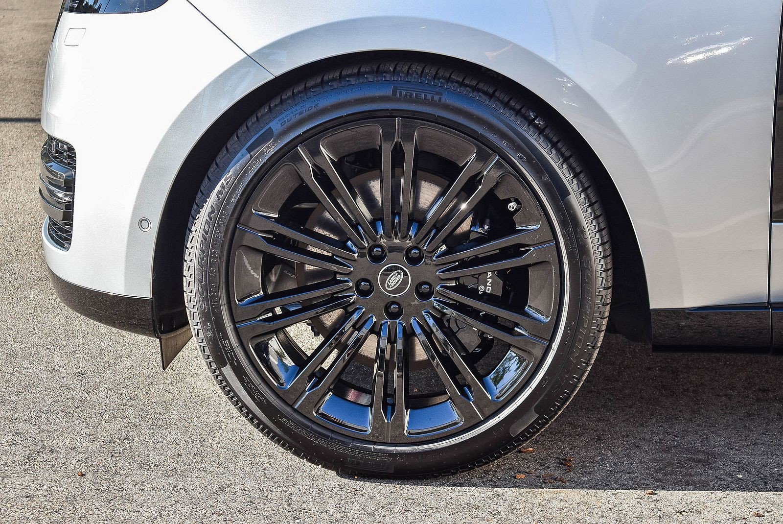 Used 2025 Land Rover Range Rover SE image 11