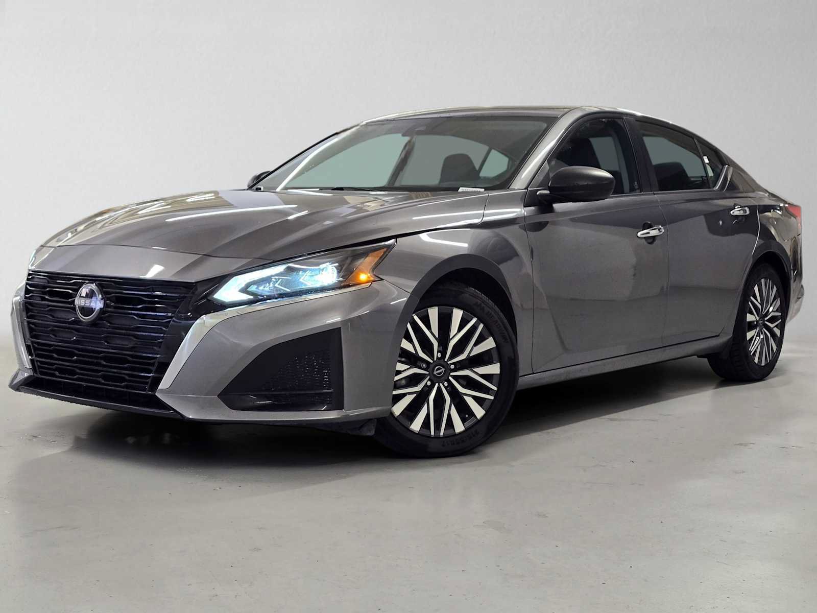 Used 2024 Nissan Altima 2.5 SV FWD image 1