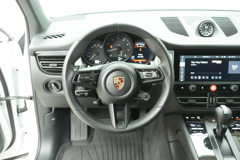 Certified 2026 Porsche Macan AWD/4WD image 13