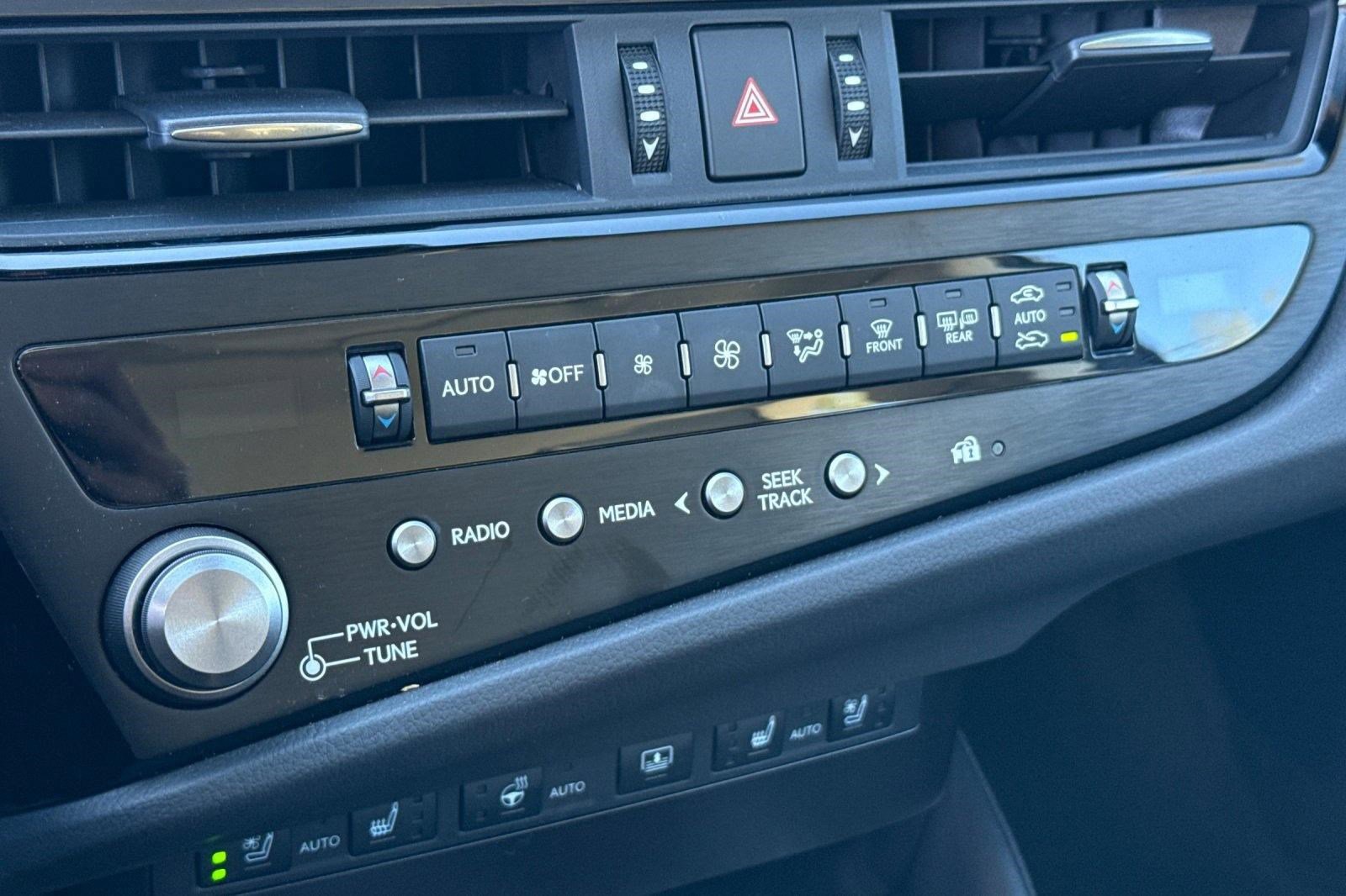 Used 2025 Lexus ES 300h w/ Luxury Package image 18