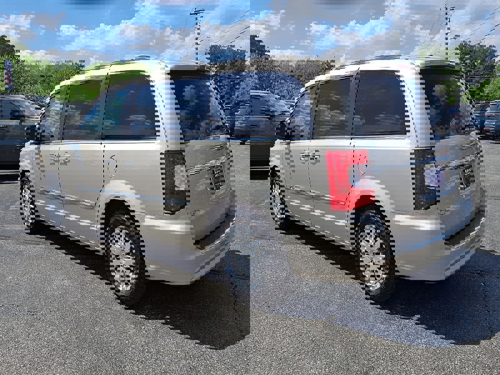 Used 2014 Chrysler Town & Country Touring image 4