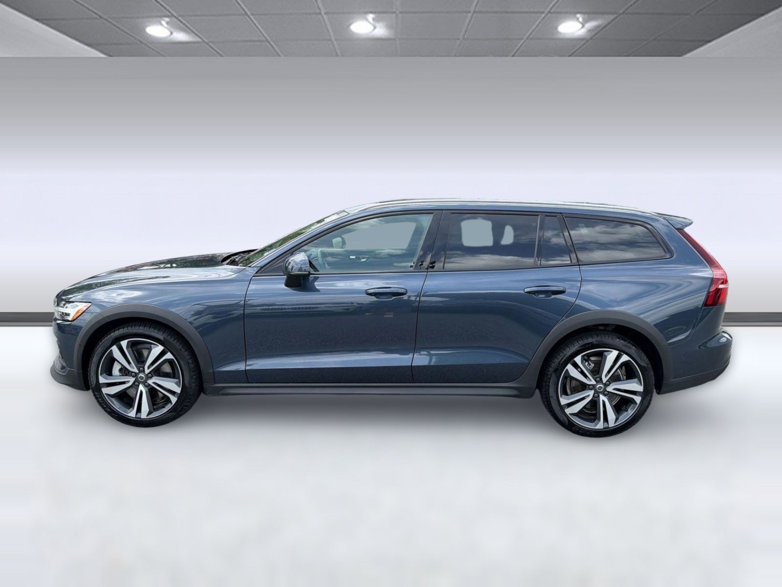 Used 2025 Volvo V60 B5 Cross Country Plus AWD/4WD image 2