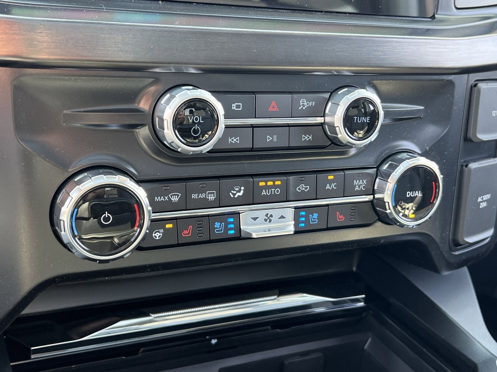 New 2026 Ford F350 Lariat w/ Black Appearance Package image 21